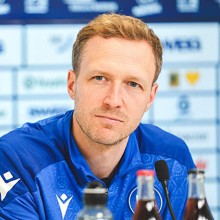 Senft bei der PK vor Magdeburg