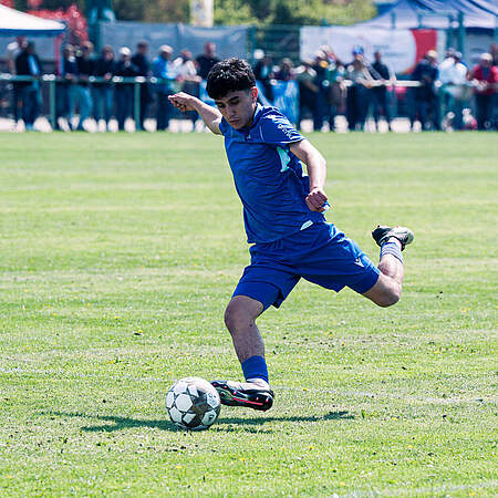 Spieler der U15 beim Schuss.