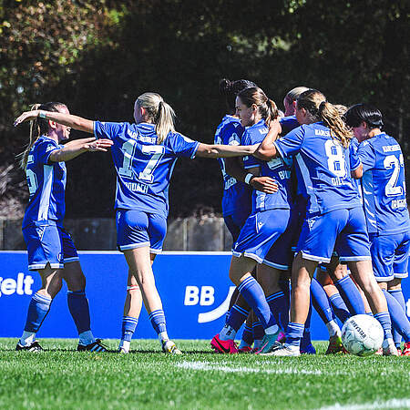 Die KSC-Frauen bejubeln einen Treffer.