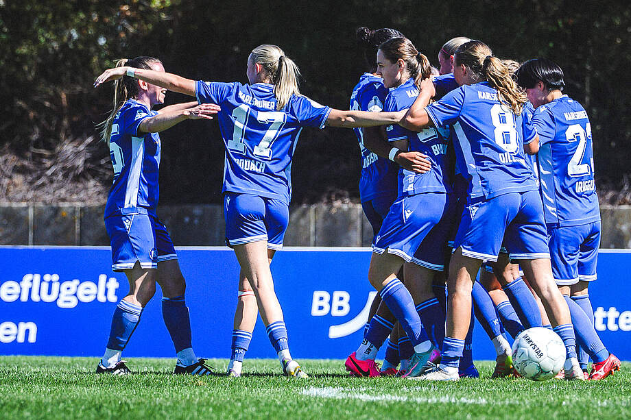Die KSC-Frauen bejubeln einen Treffer.
