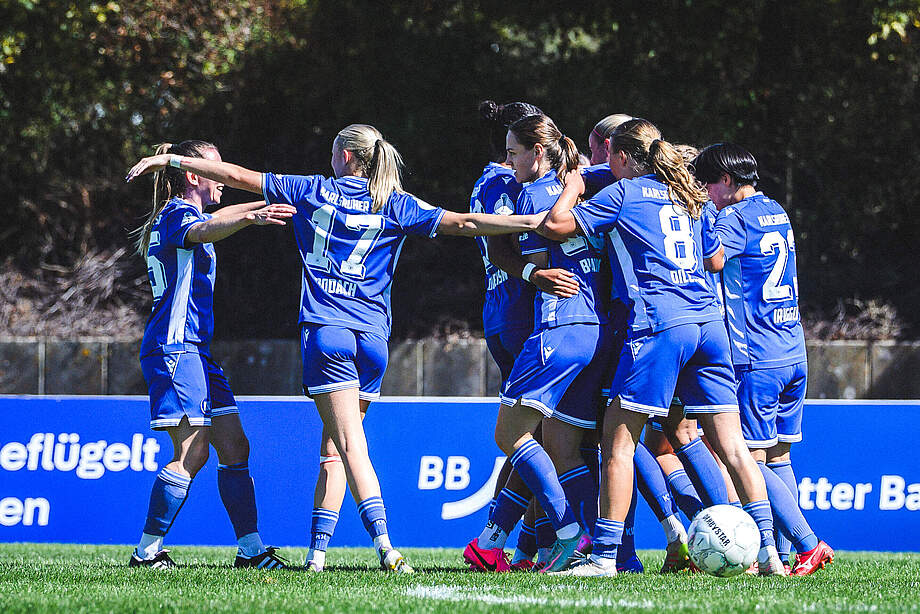 Die KSC-Frauen bejubeln einen Treffer.