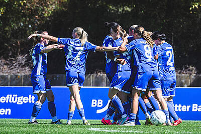 Die KSC-Frauen bejubeln einen Treffer.
