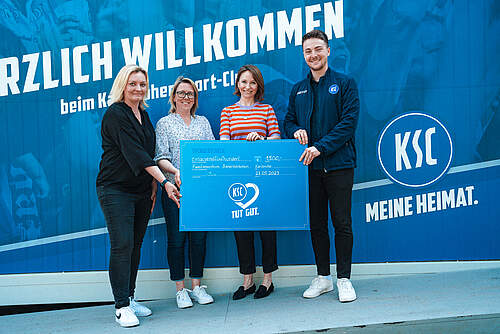 Scheckübergabe zwischen dem Familienzentrum Bienenkörbchen, der Volkswohnung und KSC TUT GUT.