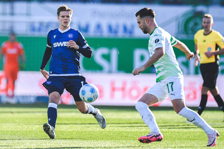 Dzenis Burnic im Zweikampf mit einem Fürther