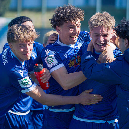 Die KSC U19 bejubelt den 4:1-Endstandstreffer von Torschütze Marvin Mutz (rechts im Bild)