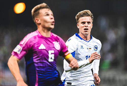 Dzenis Burnic im Zweikampf mit Josuah Kimmich