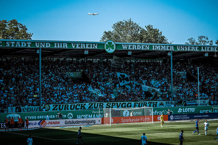 Die Fürther Fantribüne.