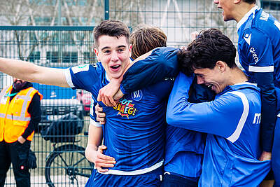 John Davis Meyer und die U17 beim Torjubel.