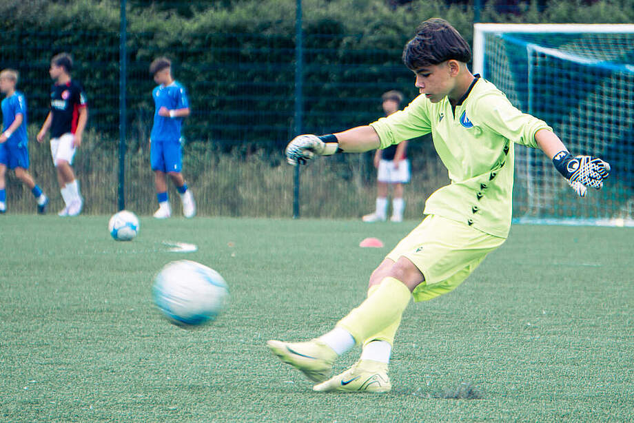 Torwart der U13 beim Abschlag.