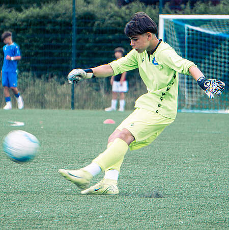Torwart der U13 beim Abschlag.