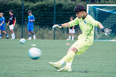 Torwart der U13 beim Abschlag.