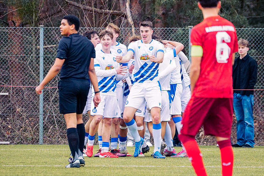 Die U17 bejubelt ihren LAst-Minute-Treffer durch John Davis Meyer