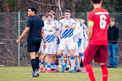 Die U17 bejubelt ihren LAst-Minute-Treffer durch John Davis Meyer