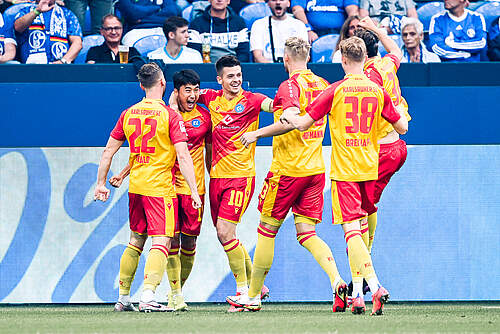 KSC-Mannschaft jubelt mit dem Torschützen Marvin Wanitzek.