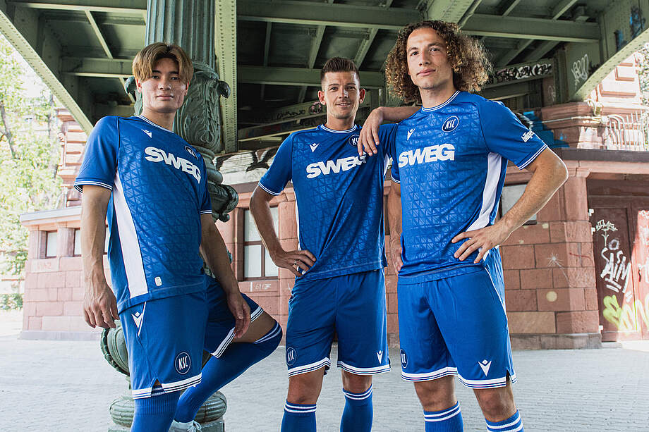 Shio Fukuda, Marvin Wanitzek und Tim Civeja im neuen KSC-Heimtrikot 2026/27