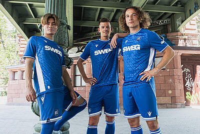 Shio Fukuda, Marvin Wanitzek und Tim Civeja im neuen KSC-Heimtrikot 2026/27
