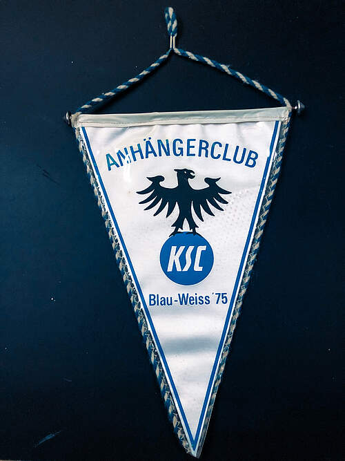 Der Wimpel des Fanclubs "Blau-Weiss"