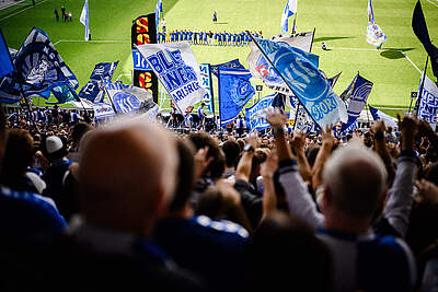 Blick von der vollen Gegengerade auf den Platz