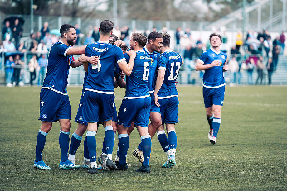 Die KSC U23 freut sich über ein Tor