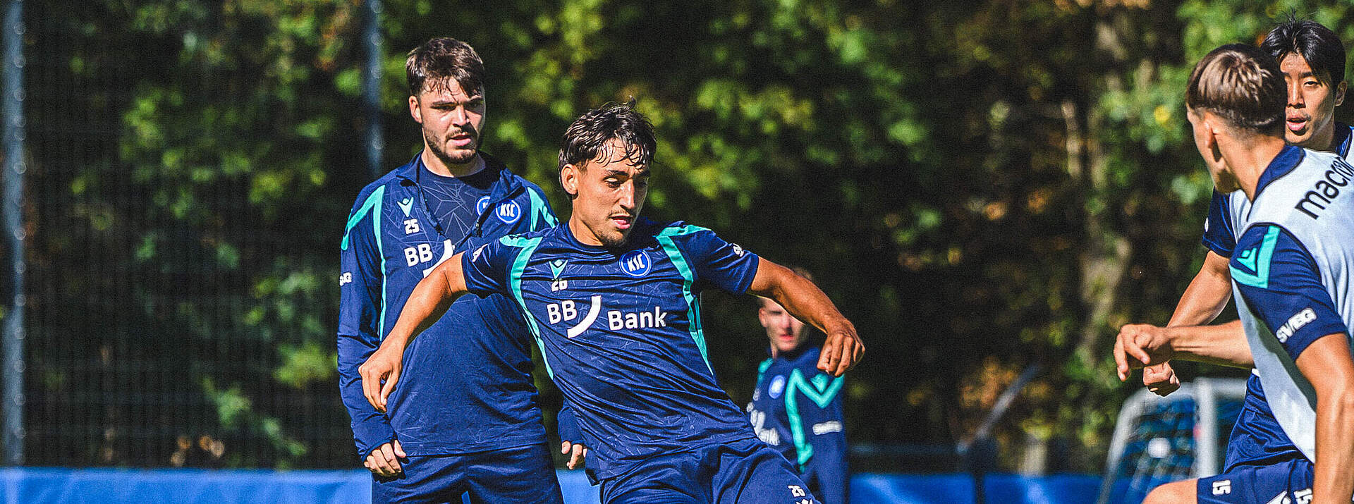 Danyal Zor spielt einen Pass im Training