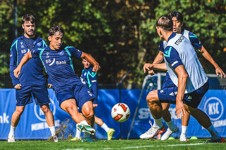 Danyal Zor spielt einen Pass im Training