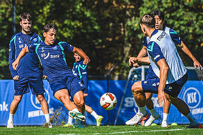 Danyal Zor spielt einen Pass im Training