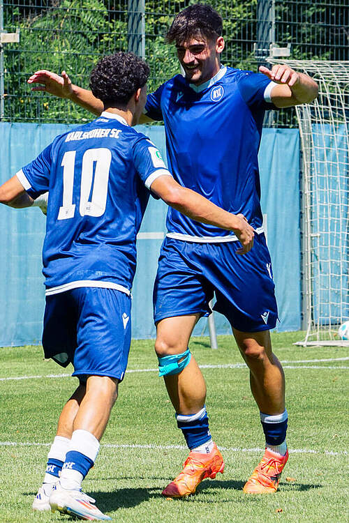 Louey Ben Farhat und Tim Schunck bejubeln das 1:0