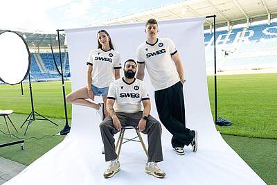 Das neue Auswärtstrikot 2026/27 in Off-White und Navy-Blau