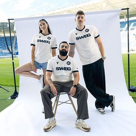 Das neue Auswärtstrikot 2026/27 in Off-White und Navy-Blau