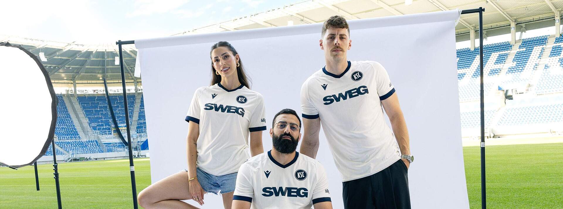 Das neue Auswärtstrikot 2026/27 in Off-White und Navy-Blau