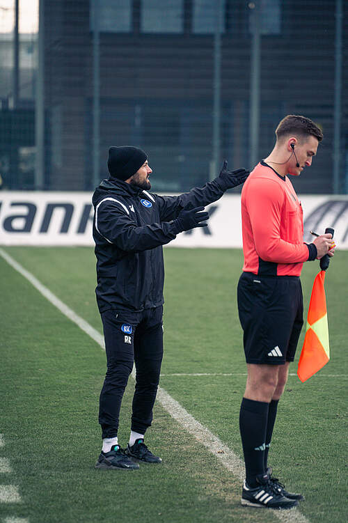U19-Cheftrainer Ralf Kettemann an der Seitenlinie in Dortmund-Brackel