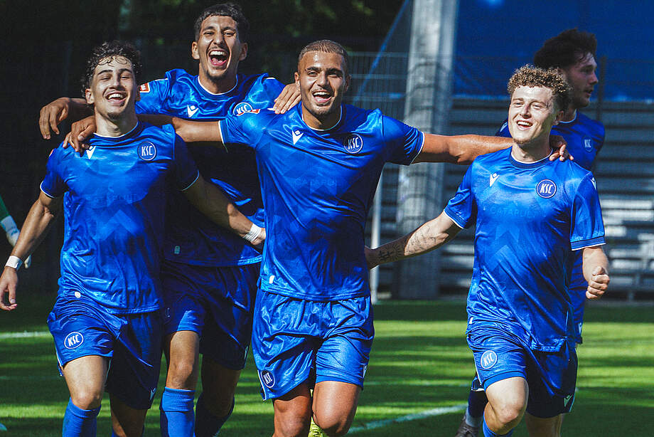 Devin Sür, Houssam Arbai, Bekem Bicki und Philipp Sonn bejubeln den 4:1-Heimsieg