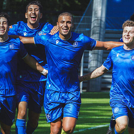 Devin Sür, Houssam Arbai, Bekem Bicki und Philipp Sonn bejubeln den 4:1-Heimsieg