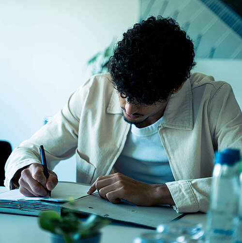 Jassin Manai bei der Unterschrift