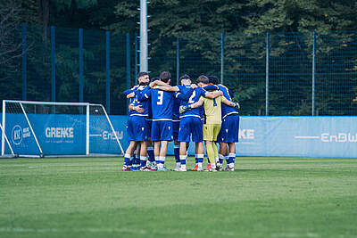 U19 im Kreis vor dem Anpfiff
