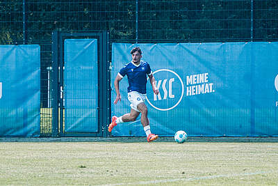 U19 Stürmer Tim Schunck am Ball