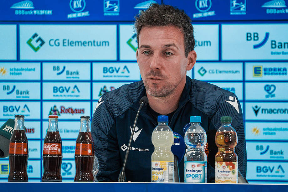 Christian Eichner bei der Pressekonferenz vor dem 17. Spieltag.