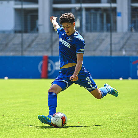Deniz Ofli bei der Flanke