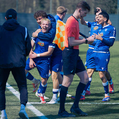 Die KSC U19 mit Cheftrainer Ralf Kettemann bejubeln das zweite Traumtor von Niklas Behr