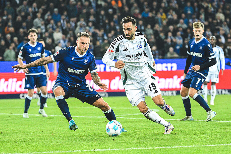 Marcel Franke im Zweikampf mit Kenan Karaman.