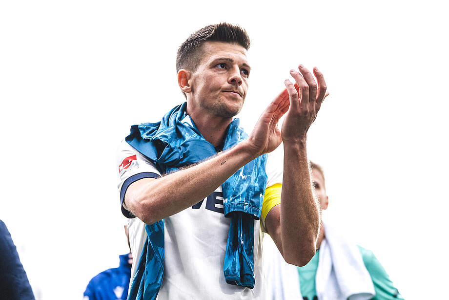 Wanitzek bedankt sich nach dem Spiel bei den Fans für die Unterstützung