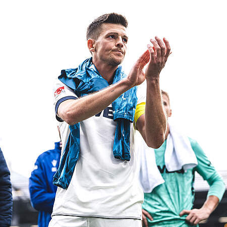 Wanitzek bedankt sich nach dem Spiel bei den Fans für die Unterstützung