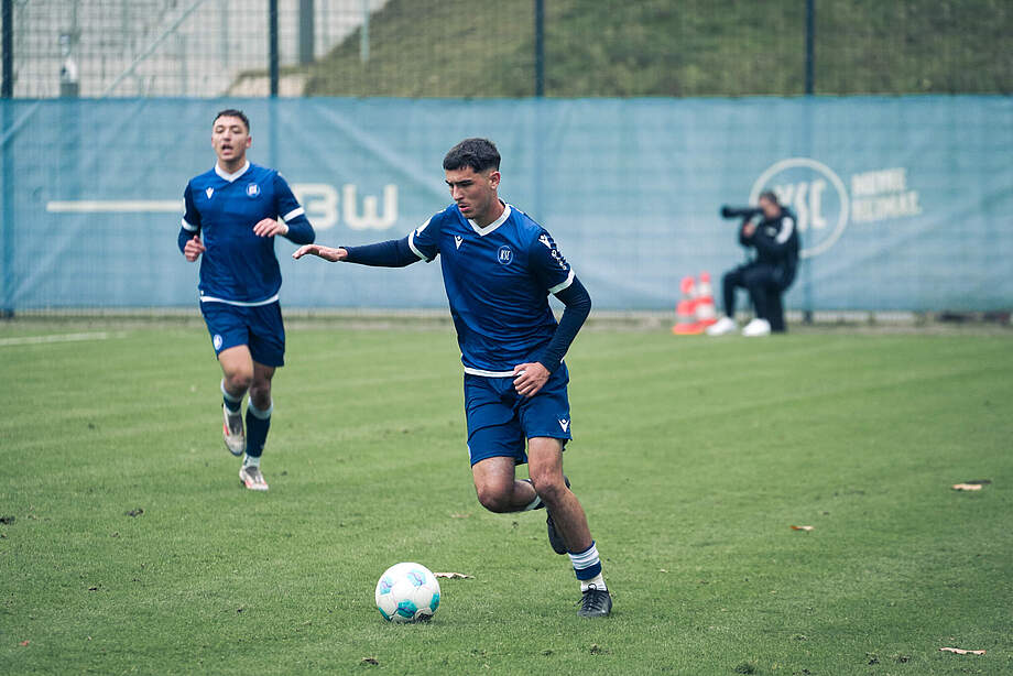 Fanol Lutolli für die U19 am Ball