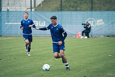 Fanol Lutolli für die U19 am Ball