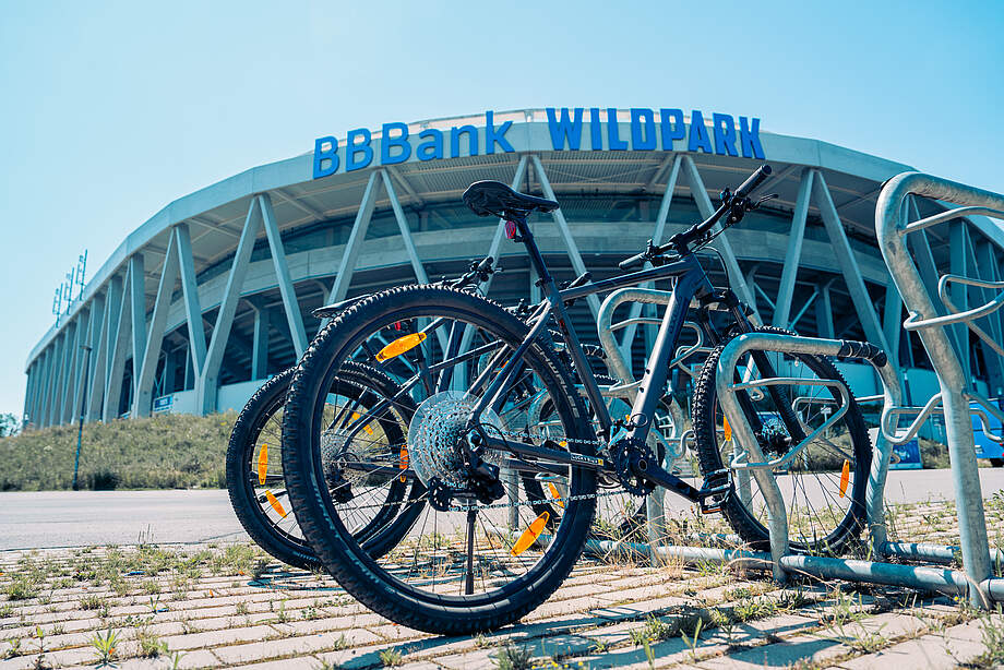 Fahrräder vor dem BBBank Wildpark