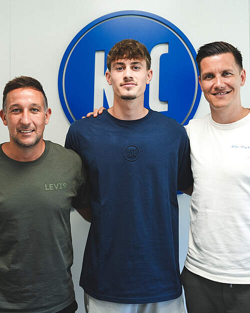 U23-Neuzugang Louis Schmidt bei der Vertragsverlängerung mit Pascal Huber und Thomas Konrad.