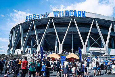 KSC-Fans vor dem BBBank Wildpark