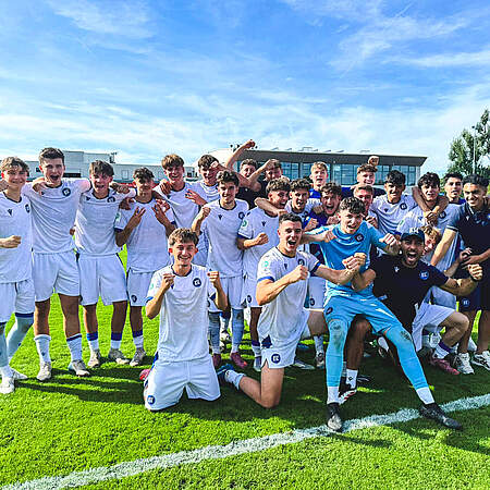 U17 beim Jubel nach ihrem Auswärtssieg in Frankfurt.