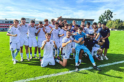 U17 beim Jubel nach ihrem Auswärtssieg in Frankfurt.