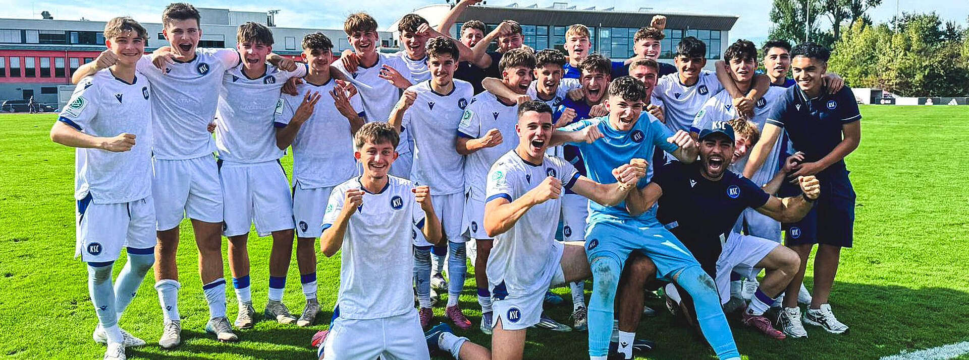 U17 beim Jubel nach ihrem Auswärtssieg in Frankfurt.